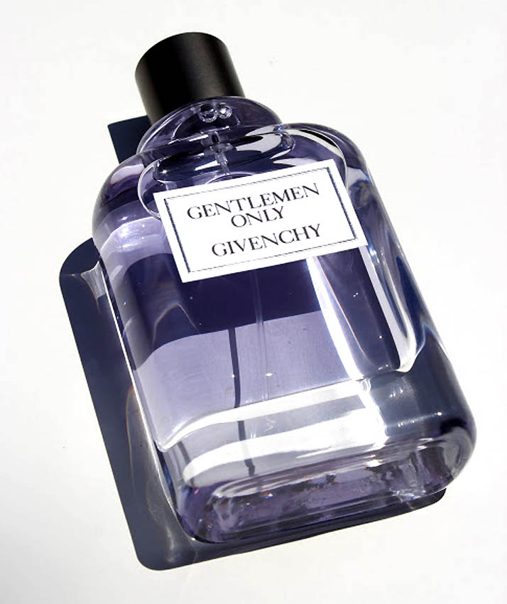 It pays homage to the original Givenchy Gentlemen fragrance in 1975,
